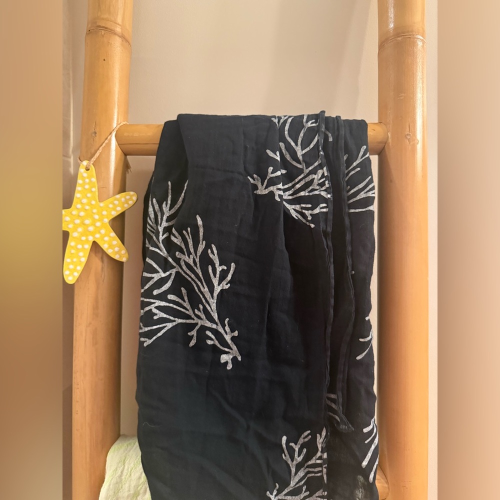 Kealopiko Coral Pareo - Black & White